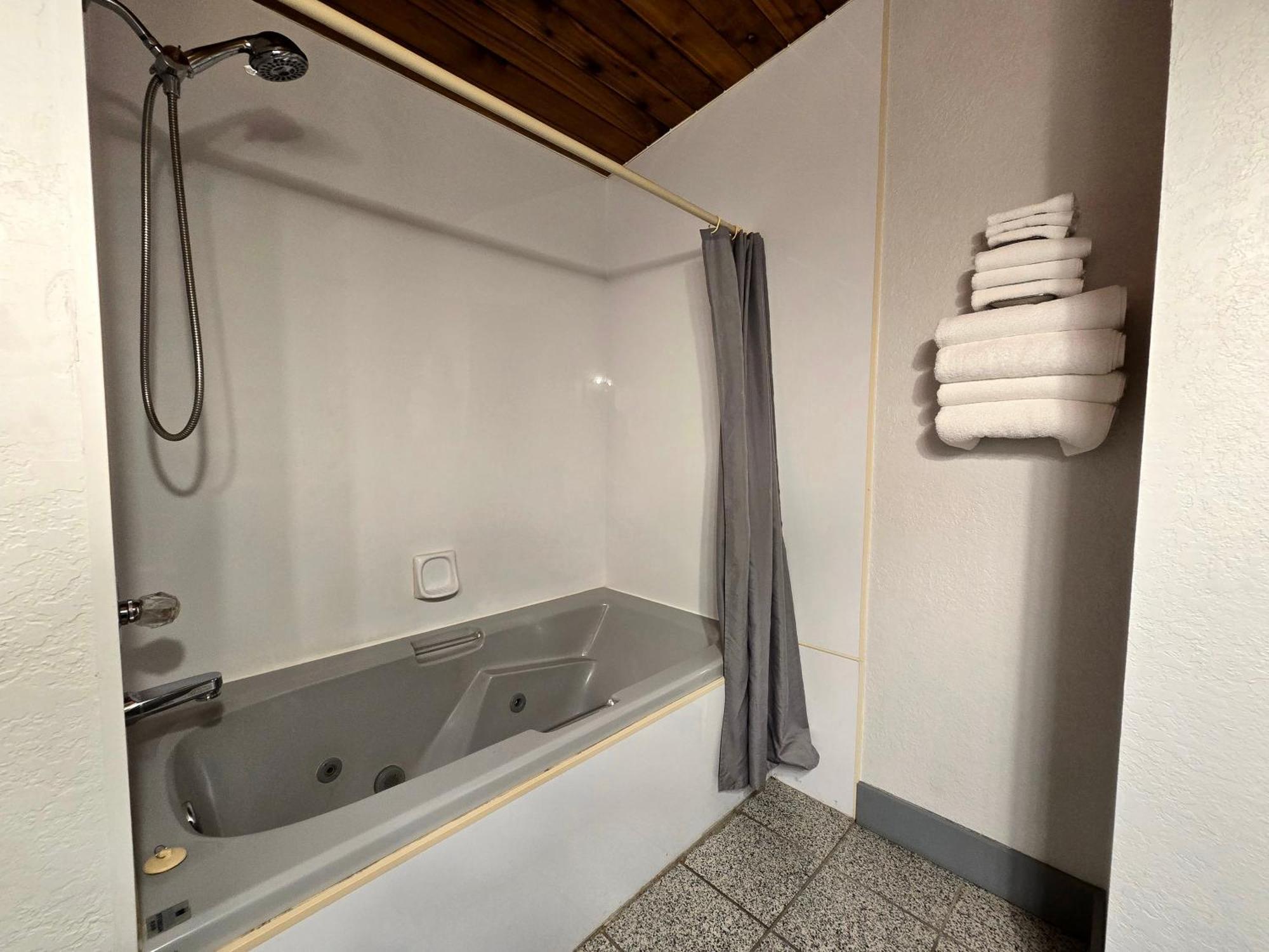 Alpine Inn Valemount Luaran gambar